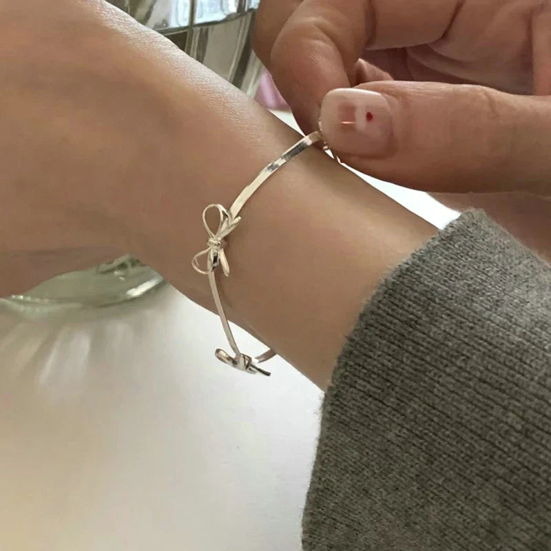 Modisches Armband mit süßer Schleife 