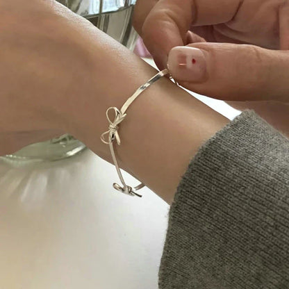 Modisches Armband mit süßer Schleife 